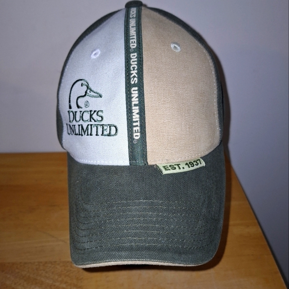 A Ducks Unlimited adjustable strap ball cap in an OSFM. Pre-loved in great shape